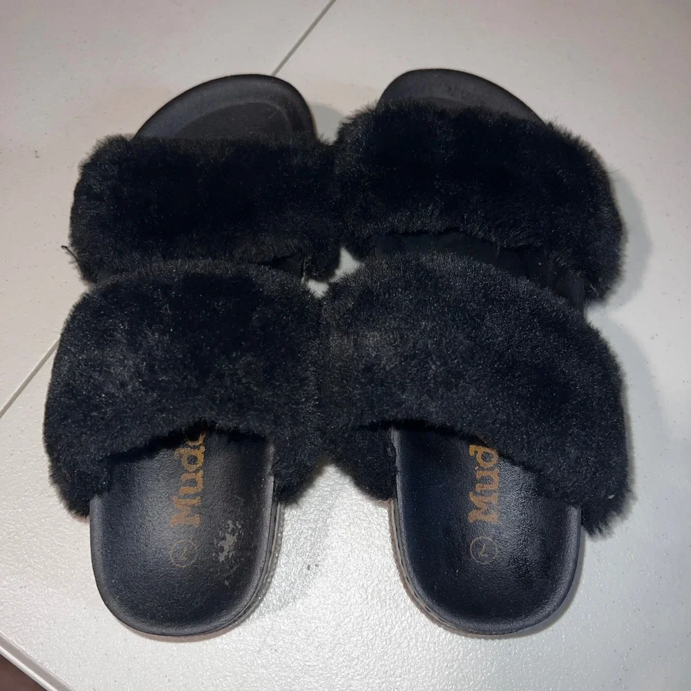 Mudd Fuzzy Slide Sandals‎ Rhinestone Detail Slip On Shoes Size 7